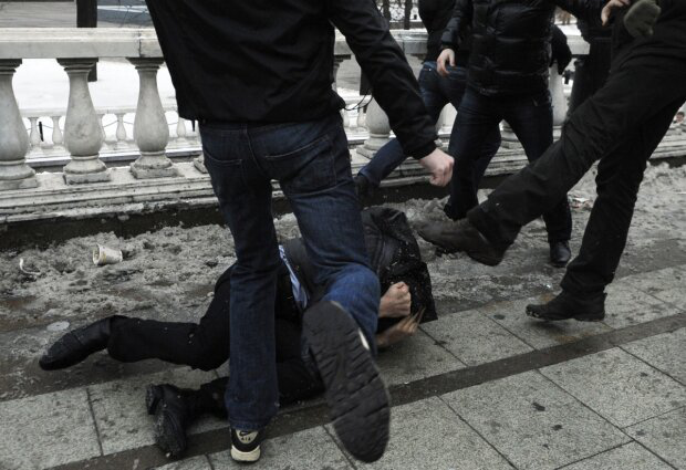 Зламана нога, побита голова, ніж: у Нововолинську підлітки нападали на людей