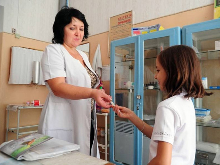 У Луцьку медсестер дитячої поліклініки з квітня працевлаштують в школах