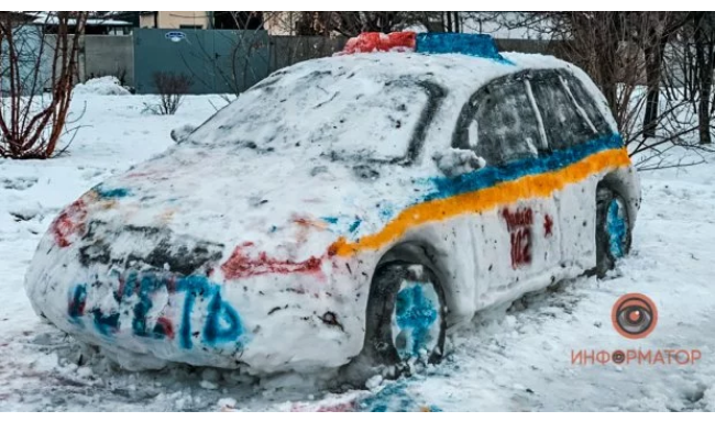 У Дніпрі зі снігу зліпили авто поліції, інші викликали копів його забрати (ФОТО)