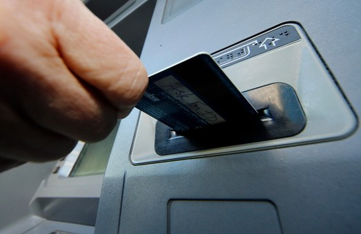 Не чіпайте чужу забуту картку в банкоматі: розповіли нову «схему» шахрайства