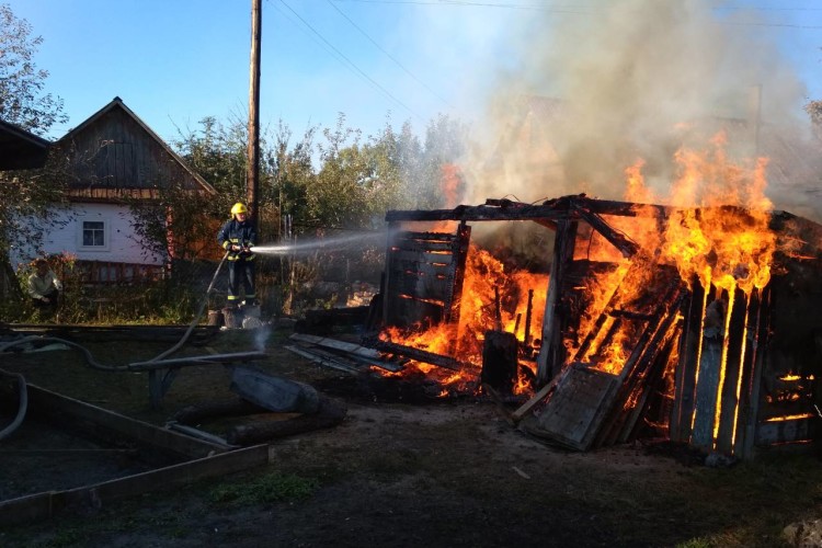 У Любомльському районі горіла дерев'яна хата: загинув чоловік