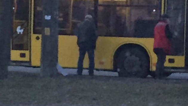 У Києві водій і кондуктор справили нужду на автобус (фотофакт)