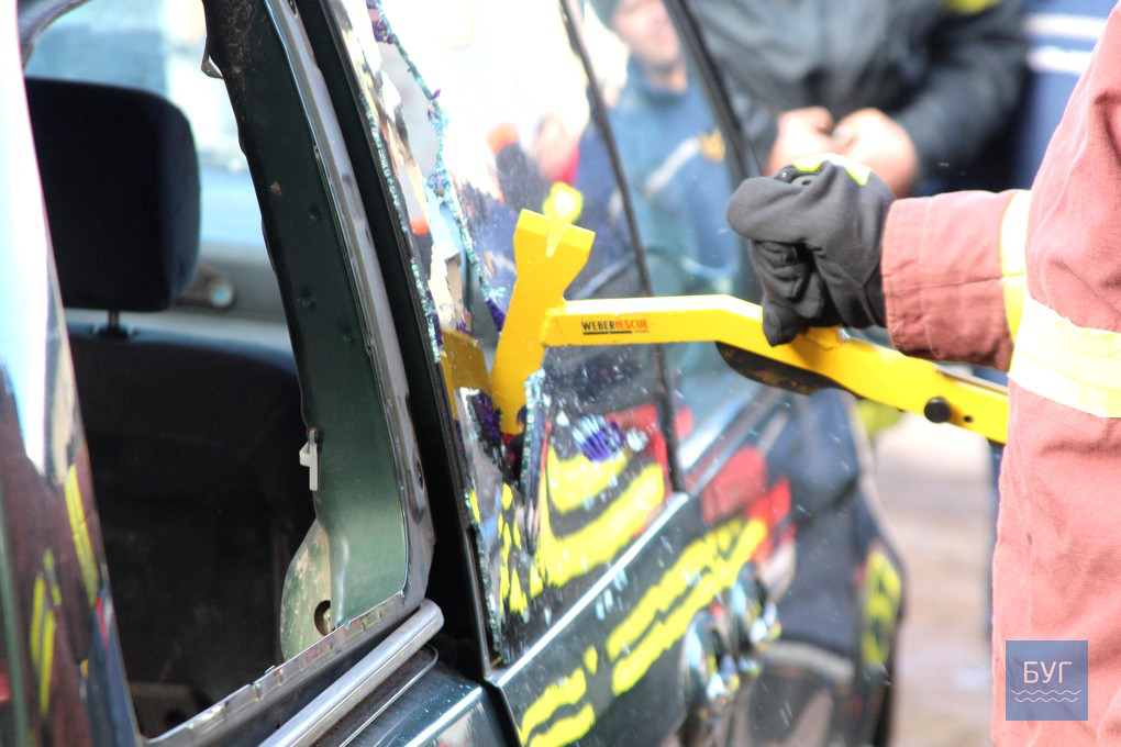 «Жертва» – стара «євробляха»: у Володимирі рятувальників вчили різати авто (фото, відео)