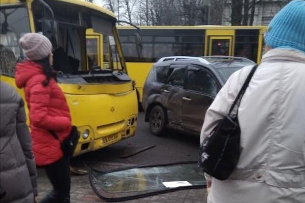 Подвійна аварія в Луцьку: травмувалася пасажирка маршрутки