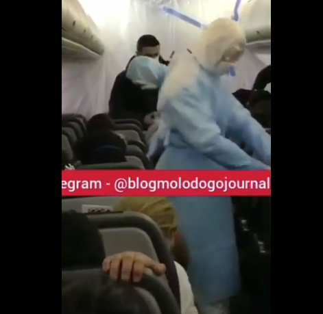 Що коїться на борту літака з евакуйованими українцями (ексклюзивне відео)