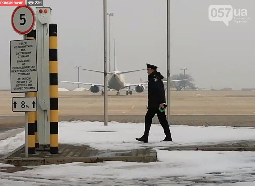 Літак з евакуйованими з Китаю сів у Харкові (оновлено)