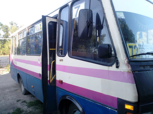 Різко пригальмував: у Луцьку в автобусі травмувалася жінка
