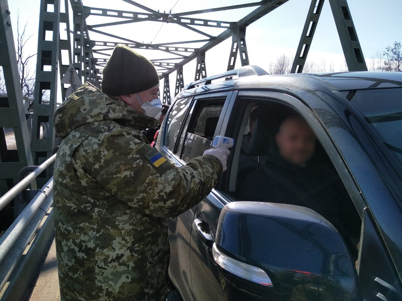 На українському кордоні приїжджим почали міряти температуру