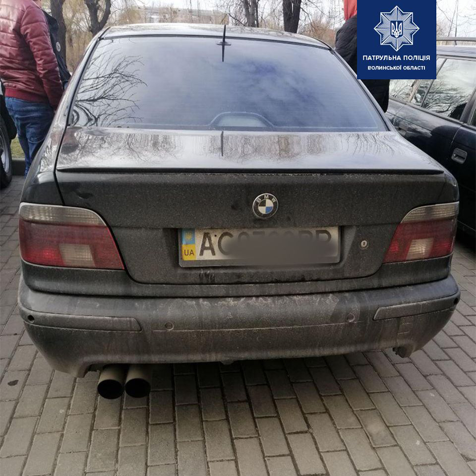 Порушив правила – і попався: в Луцьку у водія виявили підробні документи
