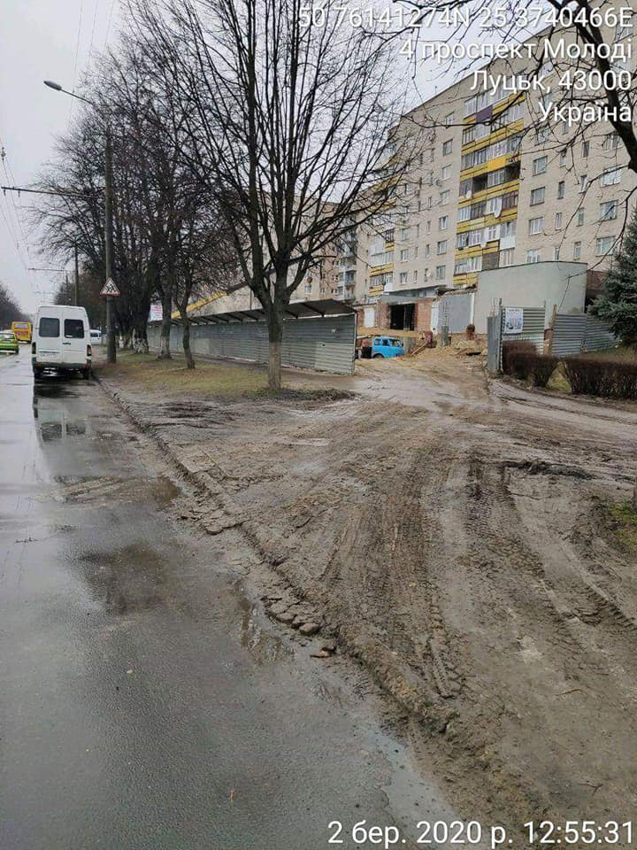 У Луцьку на проспекті Молоді будівельники нанесли багнюки на дорогу (фото)