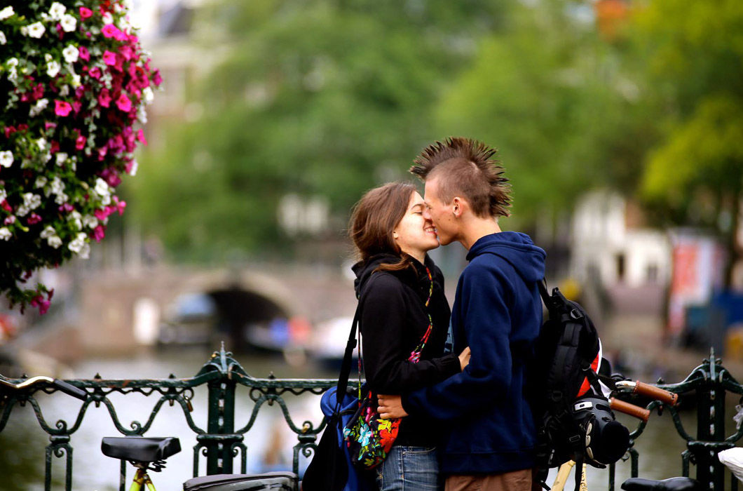 В Італії хочуть заборонити рукостискання, обійми та поцілунки