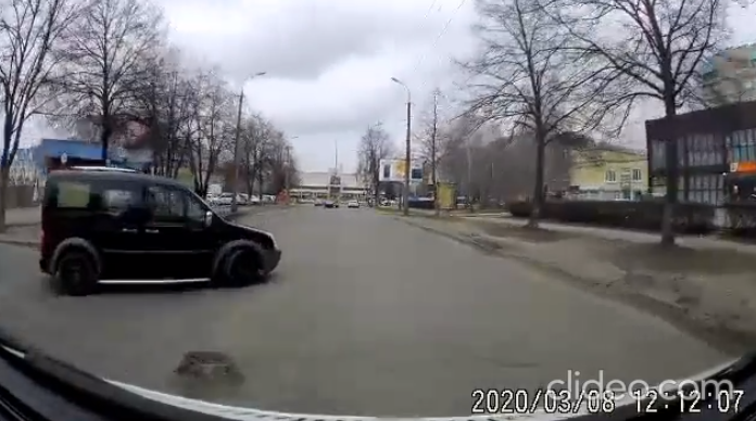 У Луцьку авто «вилетіло» перед «швидкою», яка мчала на виклик (відео)