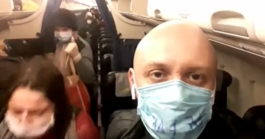 У Київ прибув літак з Італії, багато людей кашляє (відео)
