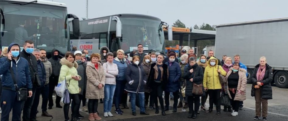 На кордоні Словенії та Італії застрягли два автобуси з українцями, які повертаються додому (відео)