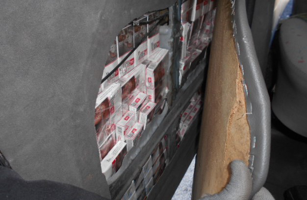 У дверцятах і в ніші: на Волині вилучили контрабандні сигарети (фото)