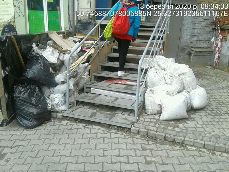 Лучан покарали за сміття під під’їздами після ремонту (фото)