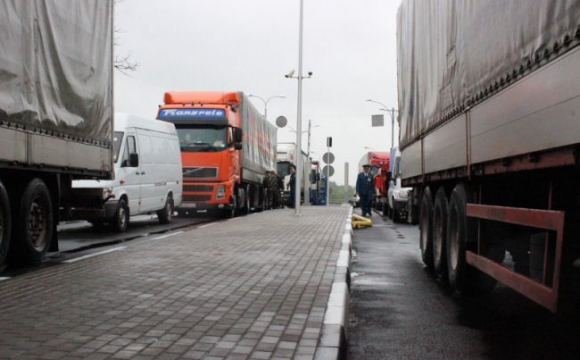 Кілометри вантажівок: що коїться біля «Ягодина»