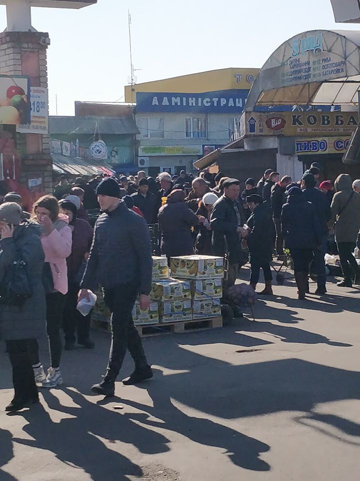 Попри карантин, в Луцьку працює ринок (ФОТОФАКТ)