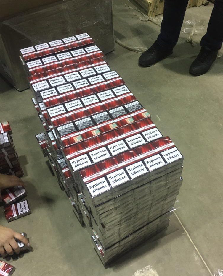 Контрабанда поштою: з Волині хотіли відправити 500 блоків сигарет (фото)