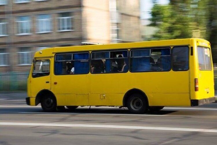 Карантин у Луцьку: медпрацівників довозять 48 автобусів
