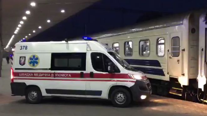 У Києві кілька годин стоїть потяг з Риги: перевіряють пасажирів, у деяких температура
