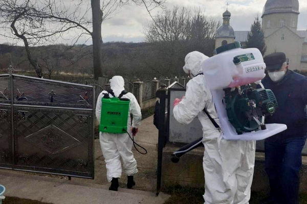 Двоє чоловіків під час похорону підхопили коронавірус на Тернопільщині