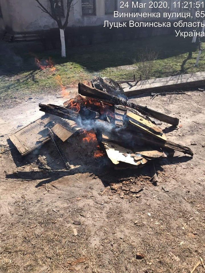 У Луцьку чоловіка оштрафували за спалювання сміття (фото)