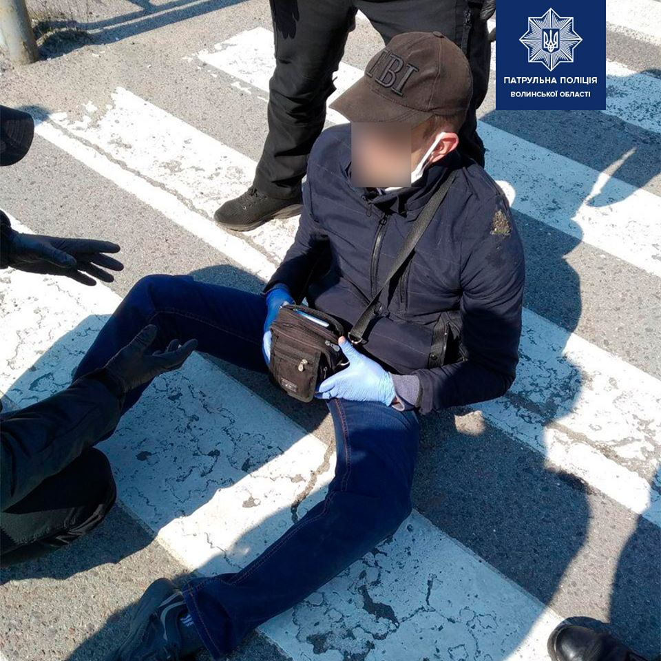 Не міг розмовляти: патрульні рятували чоловіка, який впав біля «Ягодина» (фото)