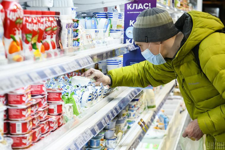 Луцькрада просить «антимонопольників» повпливати на ціни на ліки, маски і продукти