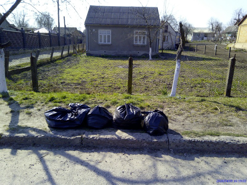Містяни поскаржилися, що на вулиці Стефаника не вивозять сміття