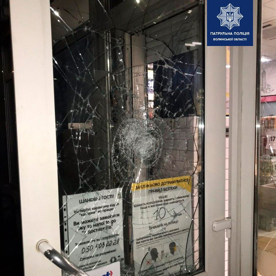 Хуліганів, які розбили вітрину магазину в Луцьку, спіймали