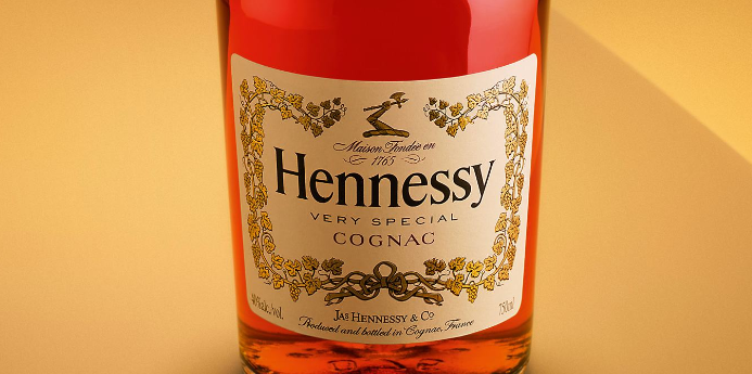 «Дезинфікуючий засіб»: жителям Кенії роздають Hennessy для боротьби з коронавірусом