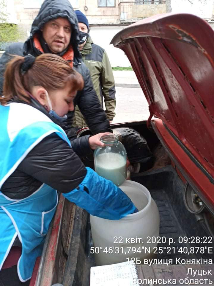 Наливали молоко з машин: у Луцьку оштрафували «вуличних» продавців (фото)