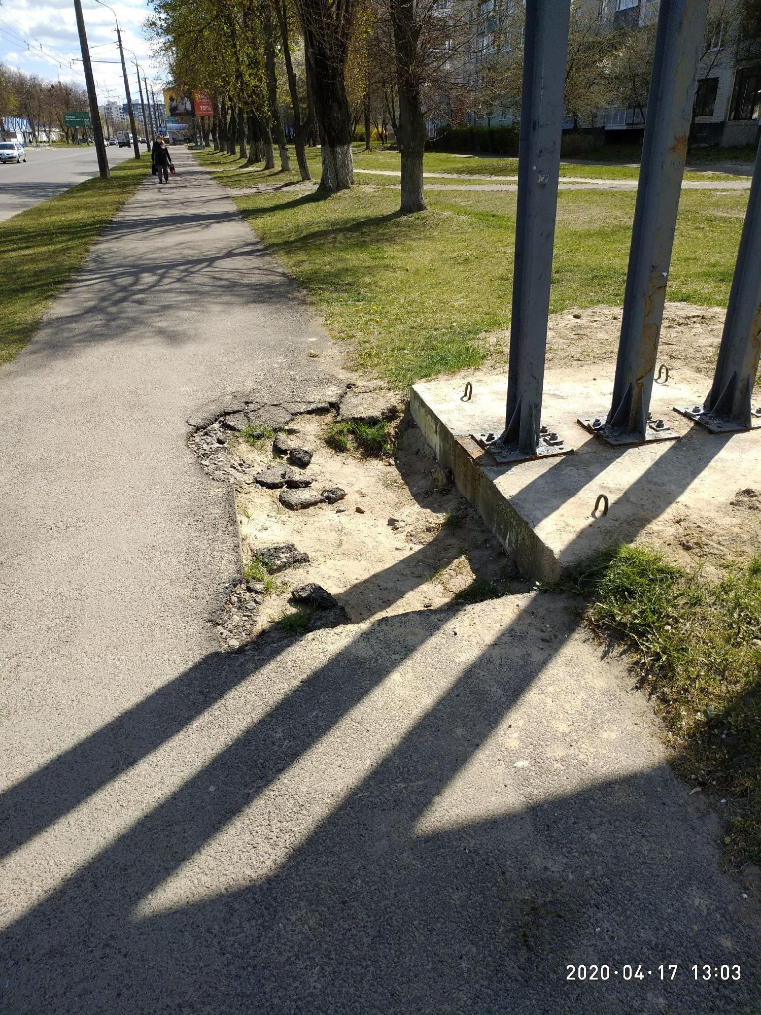У Луцьку просять відновити пішохідну доріжку біля білборда (фото)