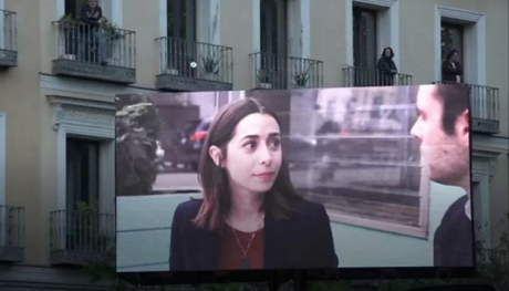Фільми з балконів: у Мадриді запустили пересувні кінотеатри