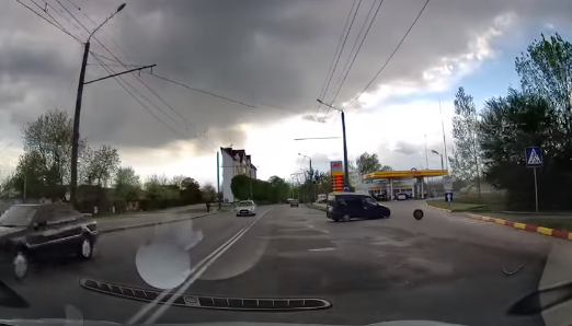У Луцьку в автомобіля посеред дороги відірвалося колесо (відео)