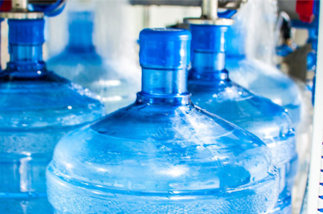 У Луцьку перевірили якість бутильованої води: які марки виявилися найкращими (відео)