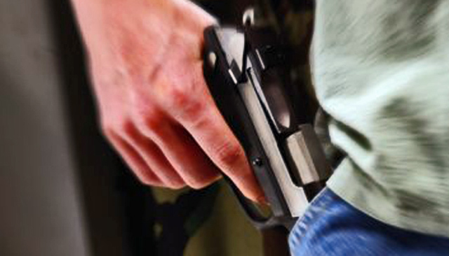 З пістолетом і ножем: у Луцьку затримали озброєного чоловіка