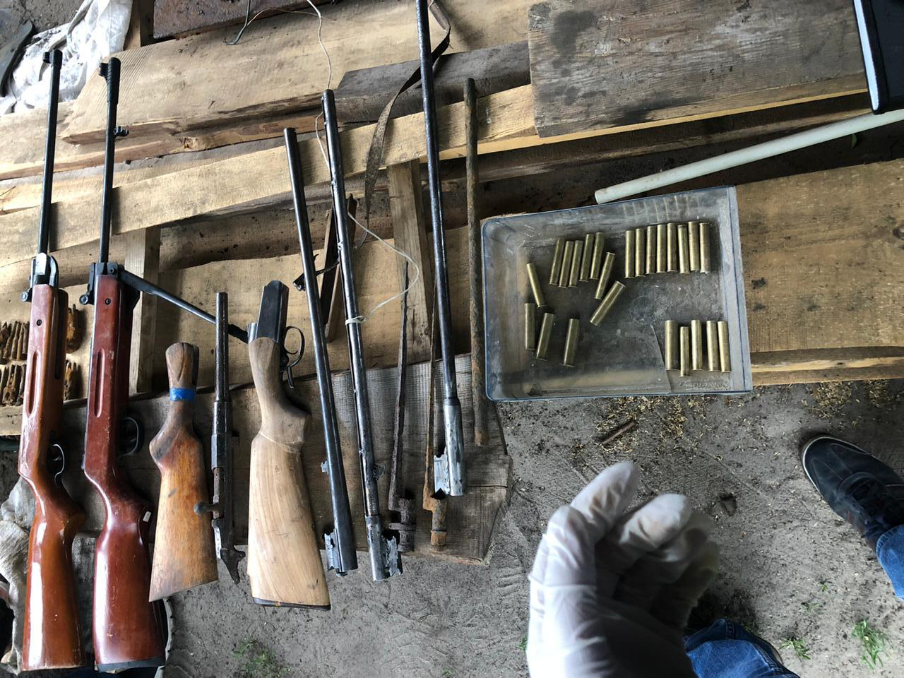 У жителя Любешівського району знайшли арсенал зброї та бурштин (фото)