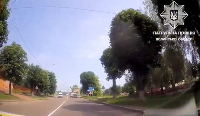 Промчав через переїзд, коли не можна було: в Луцьку у водія забрали «права» (відео)