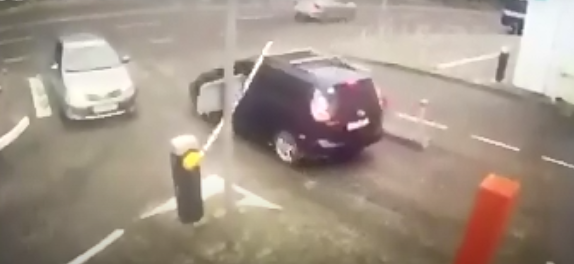 Біля «Променя» автівка збила шлагбаум: просять допомогти знайти власника (відео)