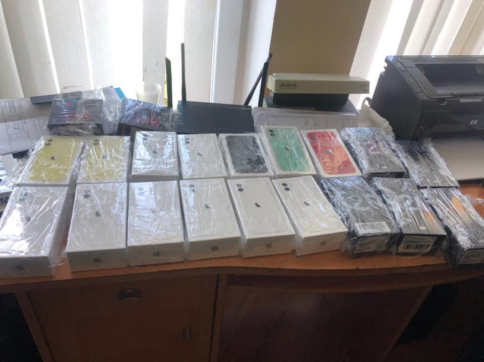 Комп'ютерні процесори та 19 «айфонів»: на Волині вилучили контрабанду на пів мільйона гривень