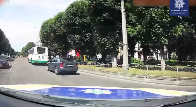 У Луцьку патрульні зупинили нелегальне таксі (відео)
