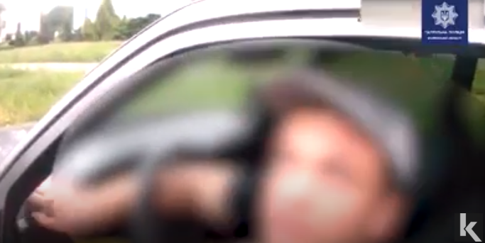У Луцьку покарали водія «мерса», який їздив алеями парку (відео)