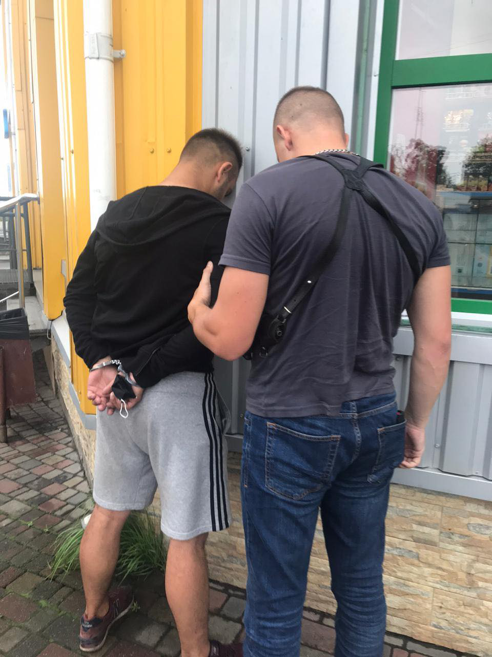 Збував через «закладки»: у Луцьку затримали наркоторговця (фото)