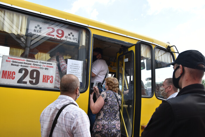 Е-квитки і маски: у Луцьку перевірили пасажирів громадського транспорту (фото)