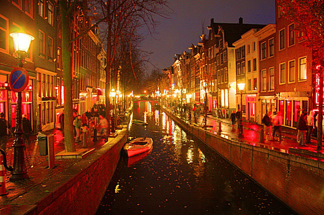 Гроші у нас скінчились:  в Амстердамі квартал червоних ліхтарів відновлює роботу