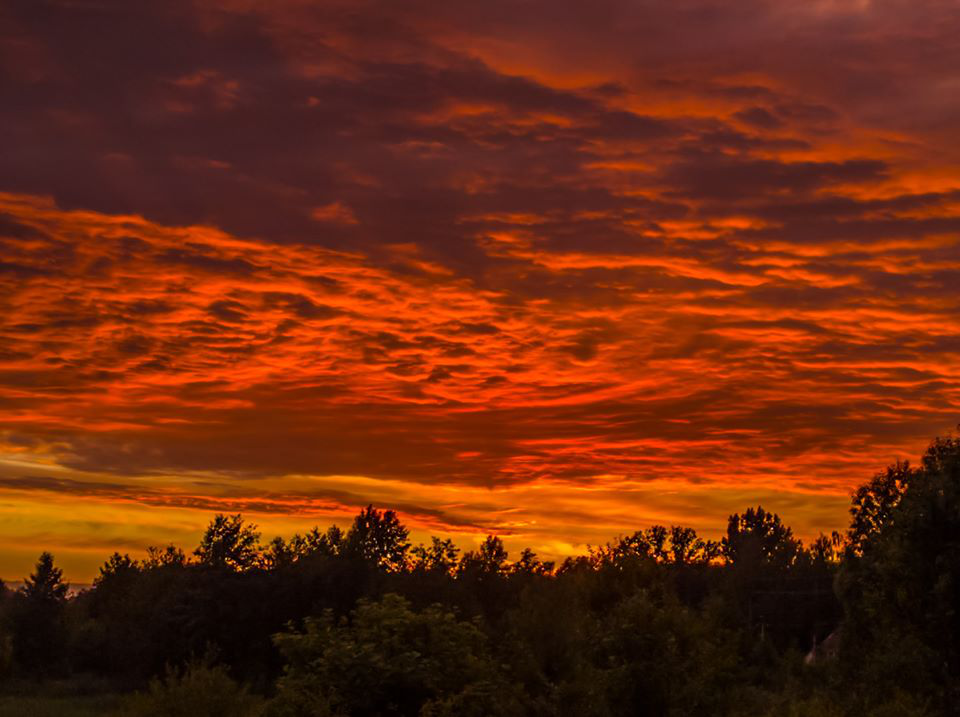 Показали багряний захід сонця на Волині (фото)