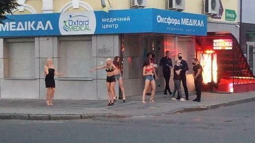У центрі Луцька напівголі дівчата влаштували «брудні» танці (відео)
