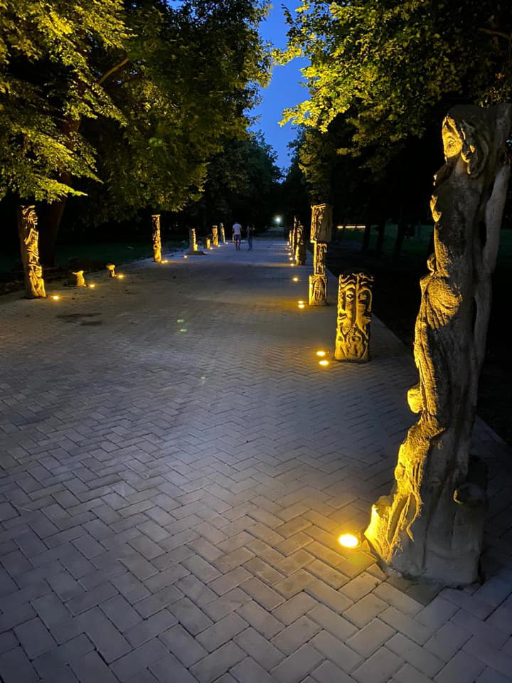 Цікаво й містично: в Луцьку підсвітили алею скульптур Миколи Голованя (фото)